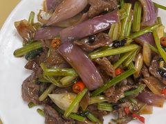 芹菜洋葱炒牛肉-吉莲利苑海鲜酒家(珠海拱北29年老字号店)