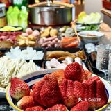 新年的氛围满桌来，幸福满满的草莓宴[惊叹]