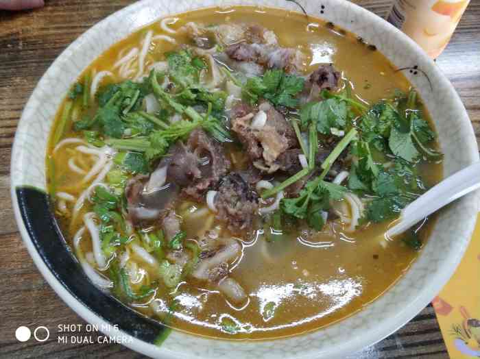 点的是招牌拆骨牛肉面,味道非常不错,还送了一张饼打分2019年4月22日