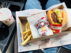 草莓奶昔-In-N-Out Burger(LAX)