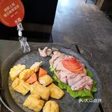 半只鸡，一份肉，两个小菜，两个人吃正好