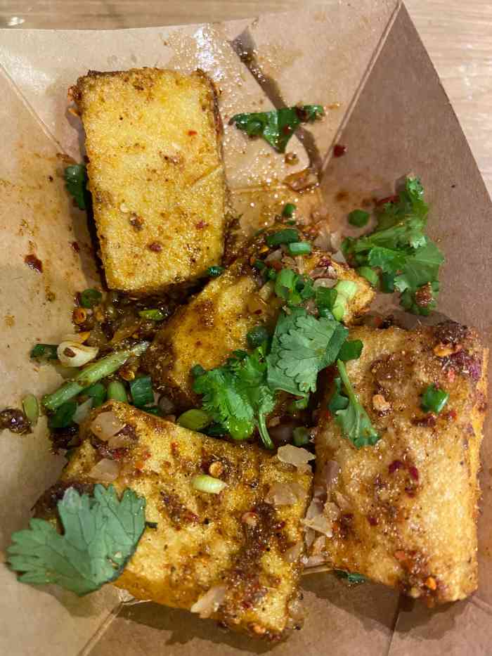 邓记脆皮包浆豆腐(百草路店)-"[薄荷]环境:二号线百草路地铁站a口出.