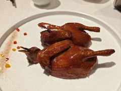 玻璃挂皮乳鸽皇-北京厨房(SKP店)