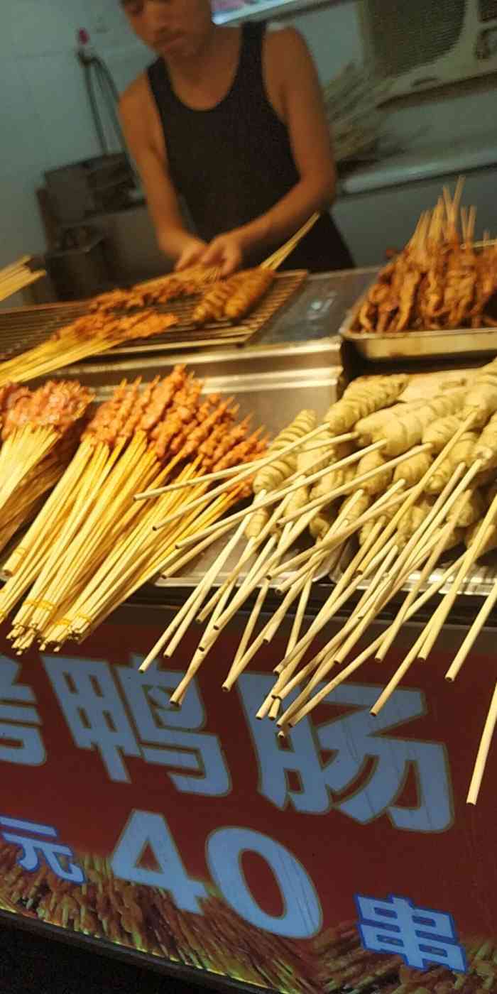 阿龙烧烤(水塔店)-"这家在后面一点人虽然不多,不过我觉得他家.