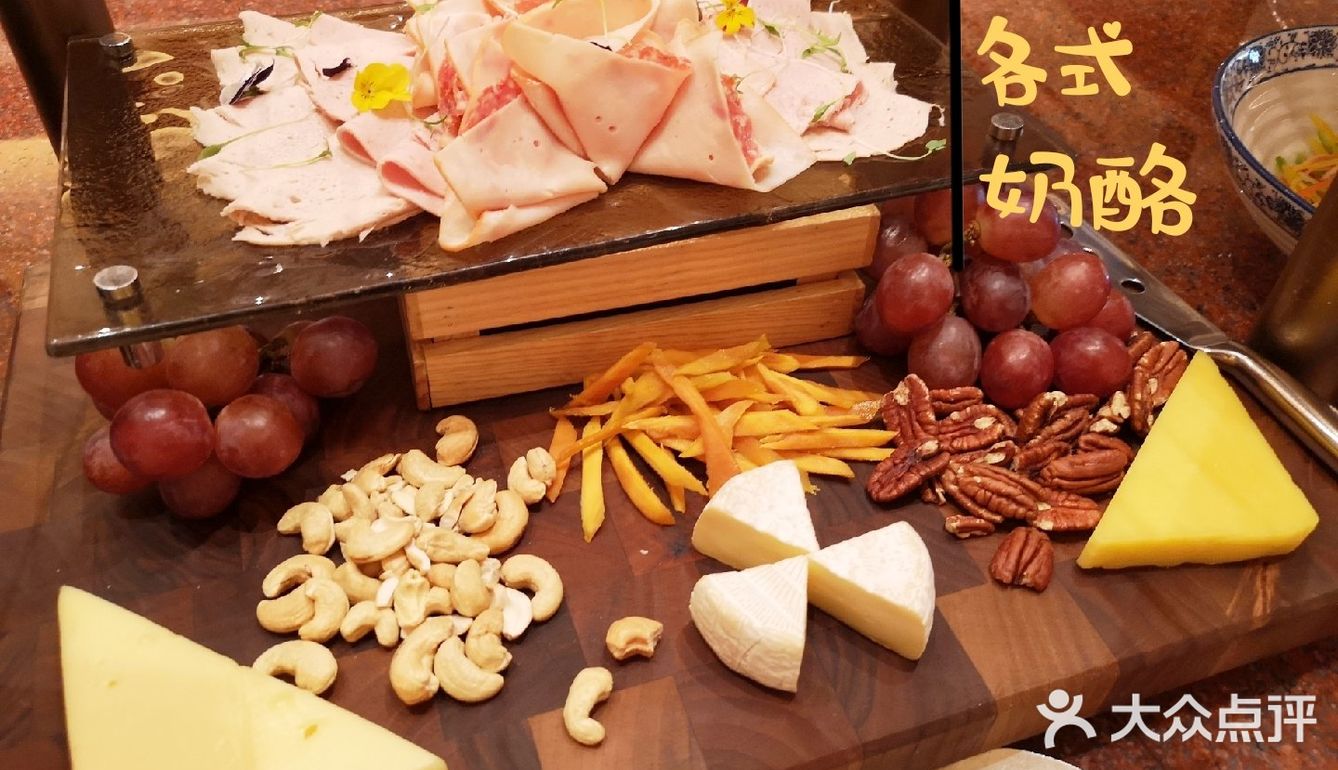 不用去迪士尼乐园排队就能和米奇米妮合影又抱抱
