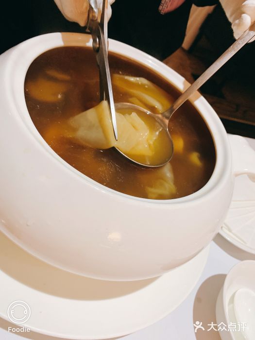洋房火锅(新天地店)招牌松茸清汤底图片