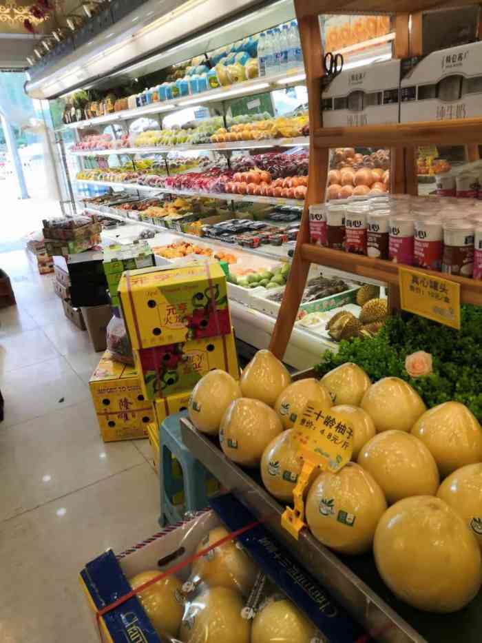 乐乐鲜果(米兰店)-"老板是东北那嘎达的,老豪爽了,一个半哈密.