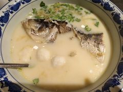 巨碗鱼头汤-南京金牛湖巨碗鱼头