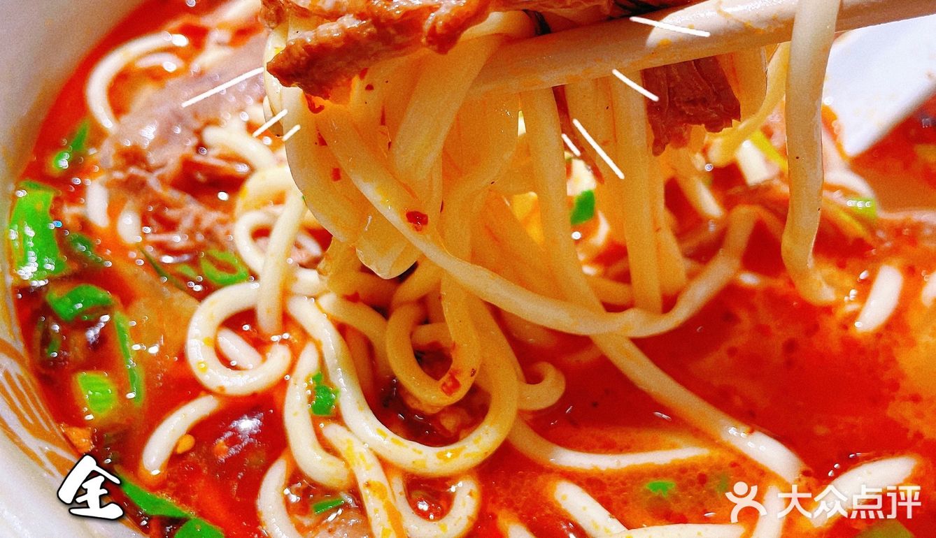 手撕牛肉面加油泼辣子老板再来一勺哈！！