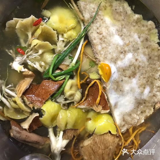 龙里林丰野生菌肉饼鸡火锅店