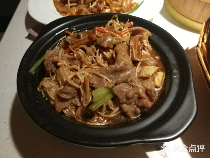 粤来记港式餐厅(凯旋路店)沙爹金针菇肥牛煲图片