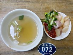 鲜汤配糖蒜辣酱香菜-老刘家泡馍·陕西老字号(钟楼广济街店)