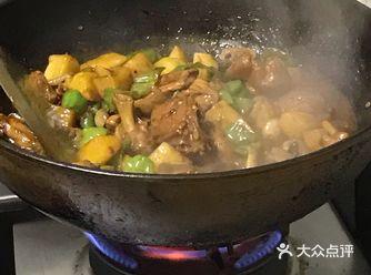 加盐、加白胡椒粉，搅拌，关火