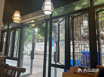 环境街角的小店亮堂干净