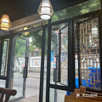 环境街角的小店亮堂干净