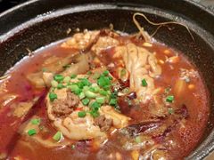 -何妹湿辣牛肉·粤式烧烤砂煲(桂雅路店)