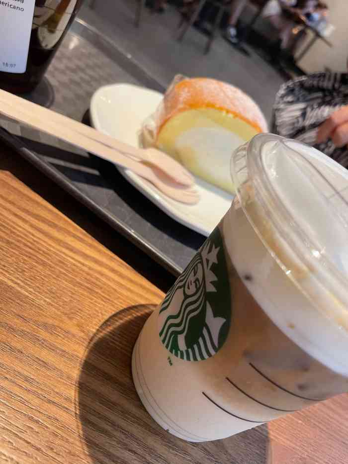 跟朋友一起自拍,星巴克小姐姐推开门走向我们,说观察了我们很久了