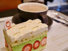 草莓开心果蛋糕-MEEBO KAFEE米咖焙坊(虹桥路店)