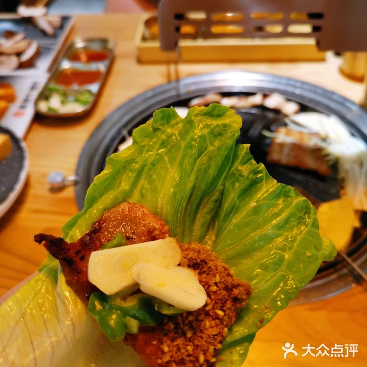 雨天室内吃现烤战斧牛排