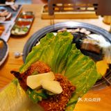 雨天室内吃现烤战斧牛排