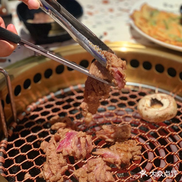 环境： 来自韩国首尔的烤肉果然不一样，装修的是夜店风