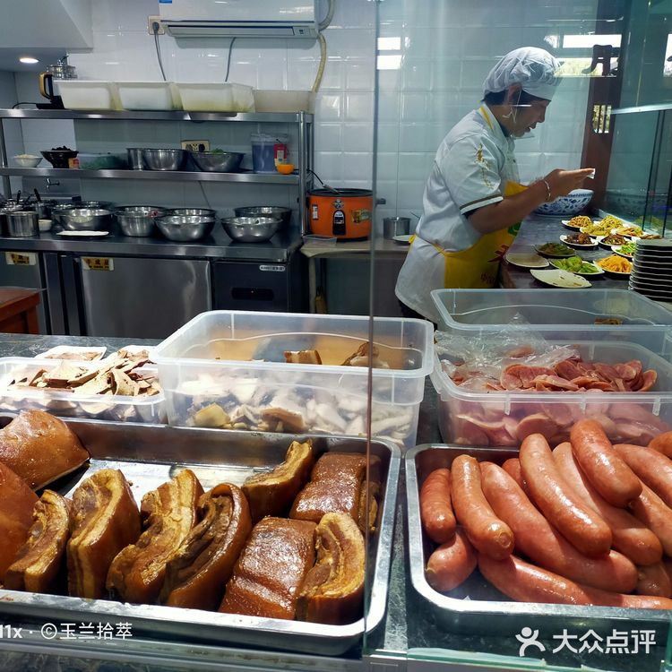 品种齐全一，服务也好，特别拉条子炒面和凉拌肘子超极好吃