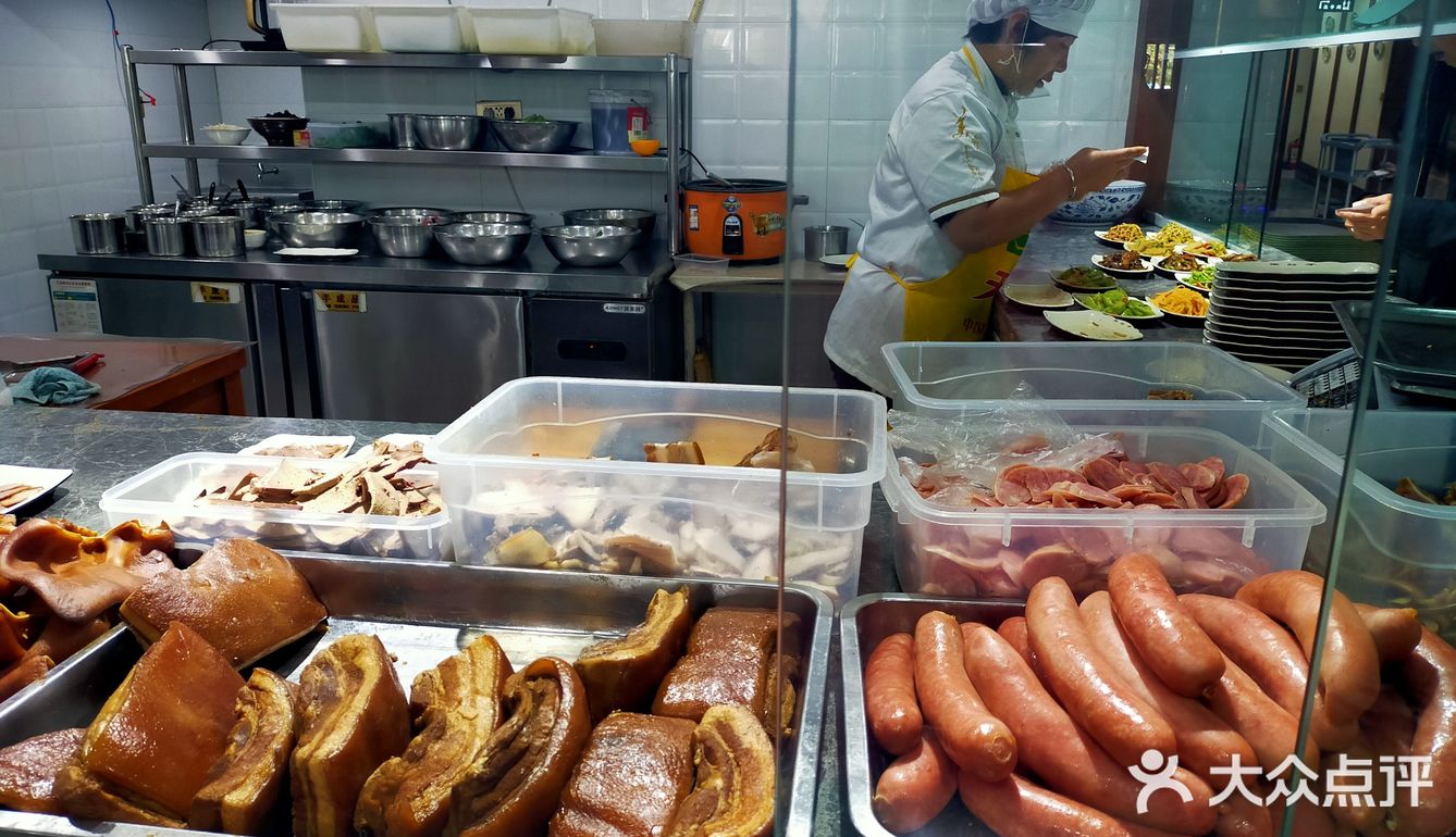 品种齐全一，服务也好，特别拉条子炒面和凉拌肘子超极好吃