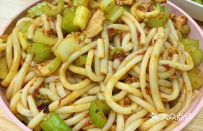 Xinjiang Chicken and Celery Fried Rice Noodles