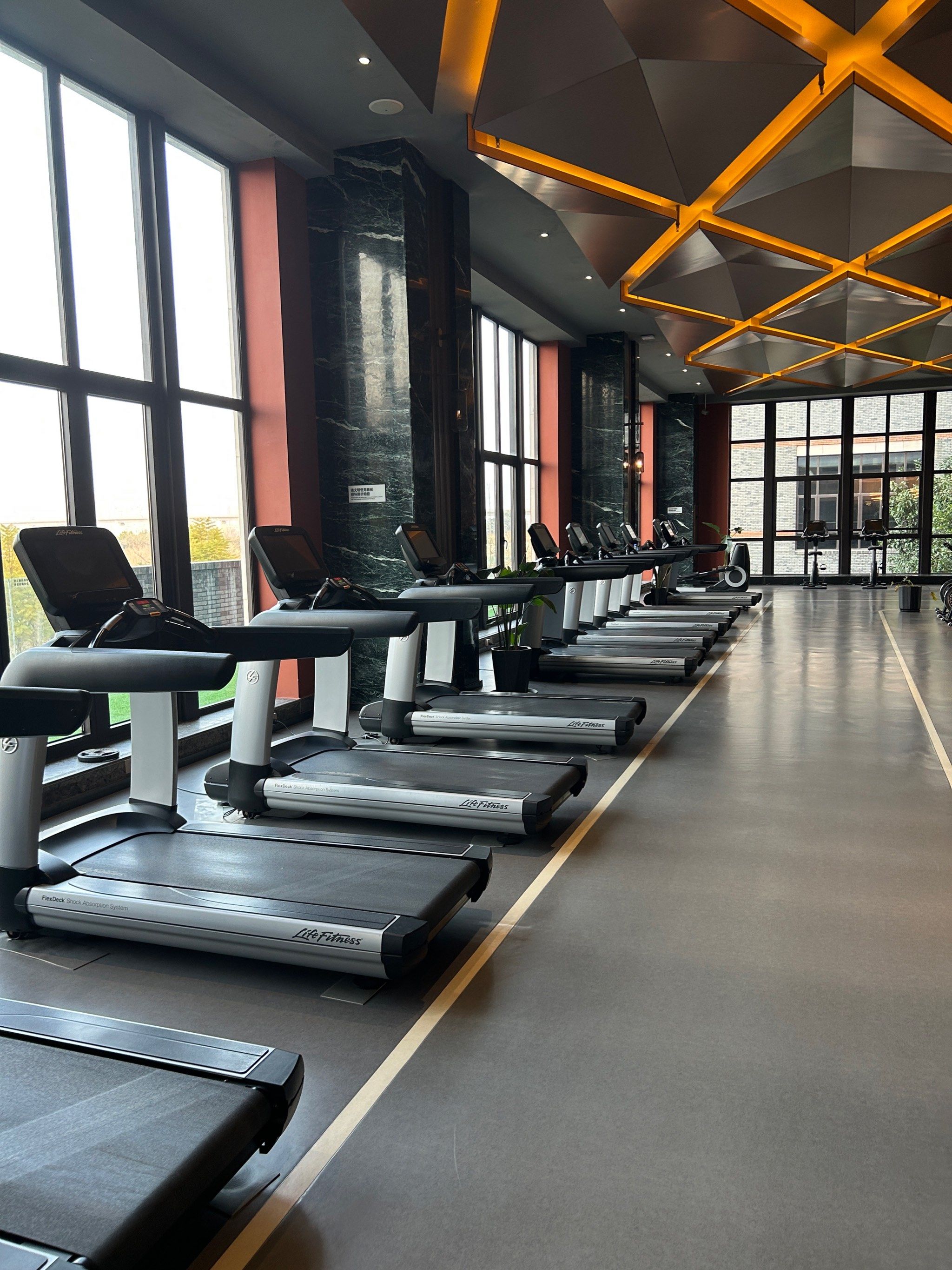 这家健身房拥有一支专业的教练团队,他们认