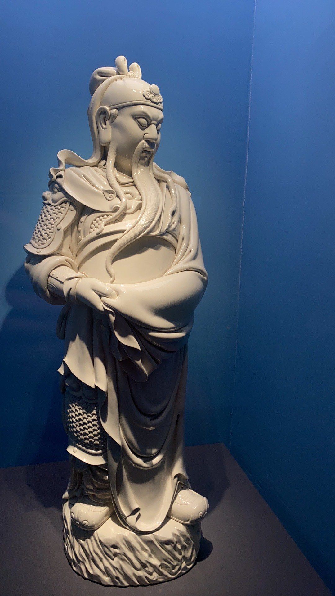 白瓷展中的关公
