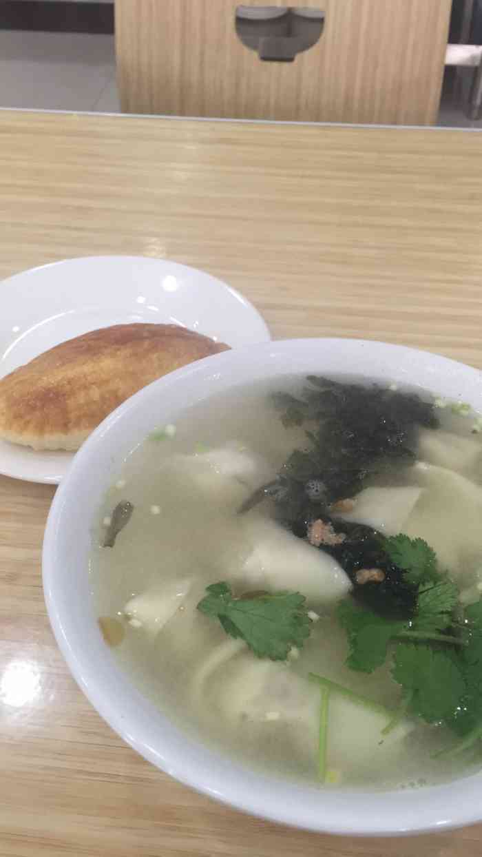 打分 从小吃到大的老字号,开到葫芦岛了,一碗馄饨配个烧饼刚刚好,包子