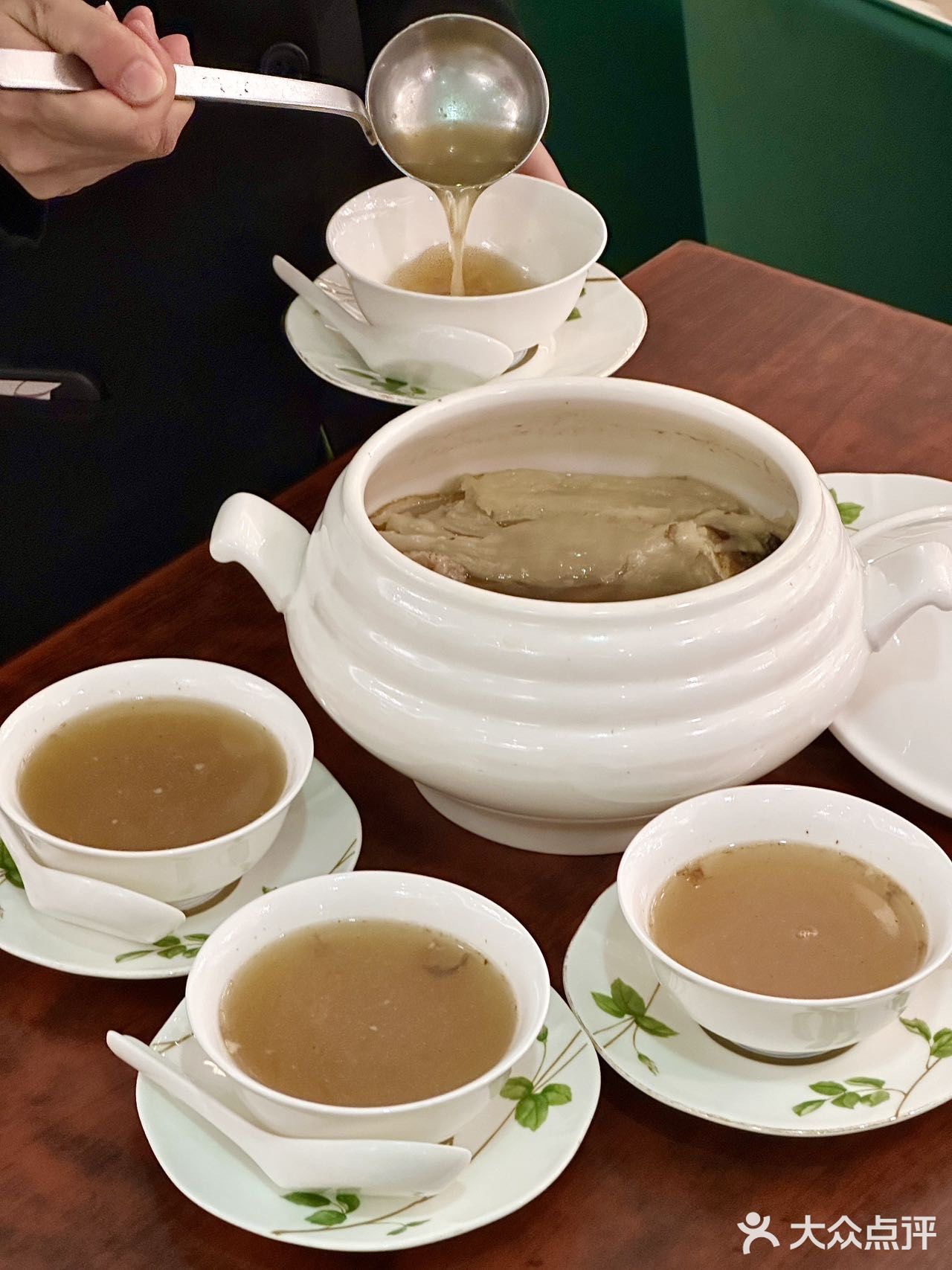 在广州❗️居然吃到了鲟龙鱼宴  
