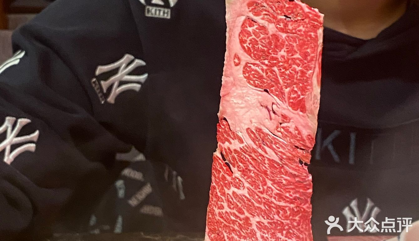 店里的和牛都是从澳洲牧场直送过来的，有专属黑标