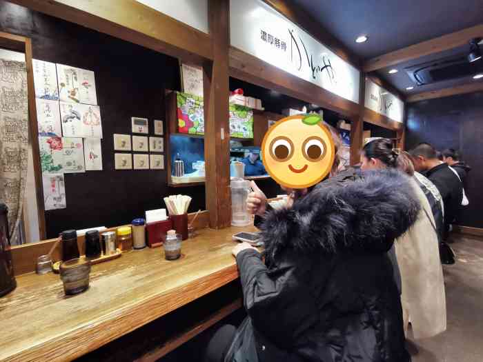 直的位置,对面就厨房,一个小姐姐,两个帅哥,门口自动机器点面门外排队