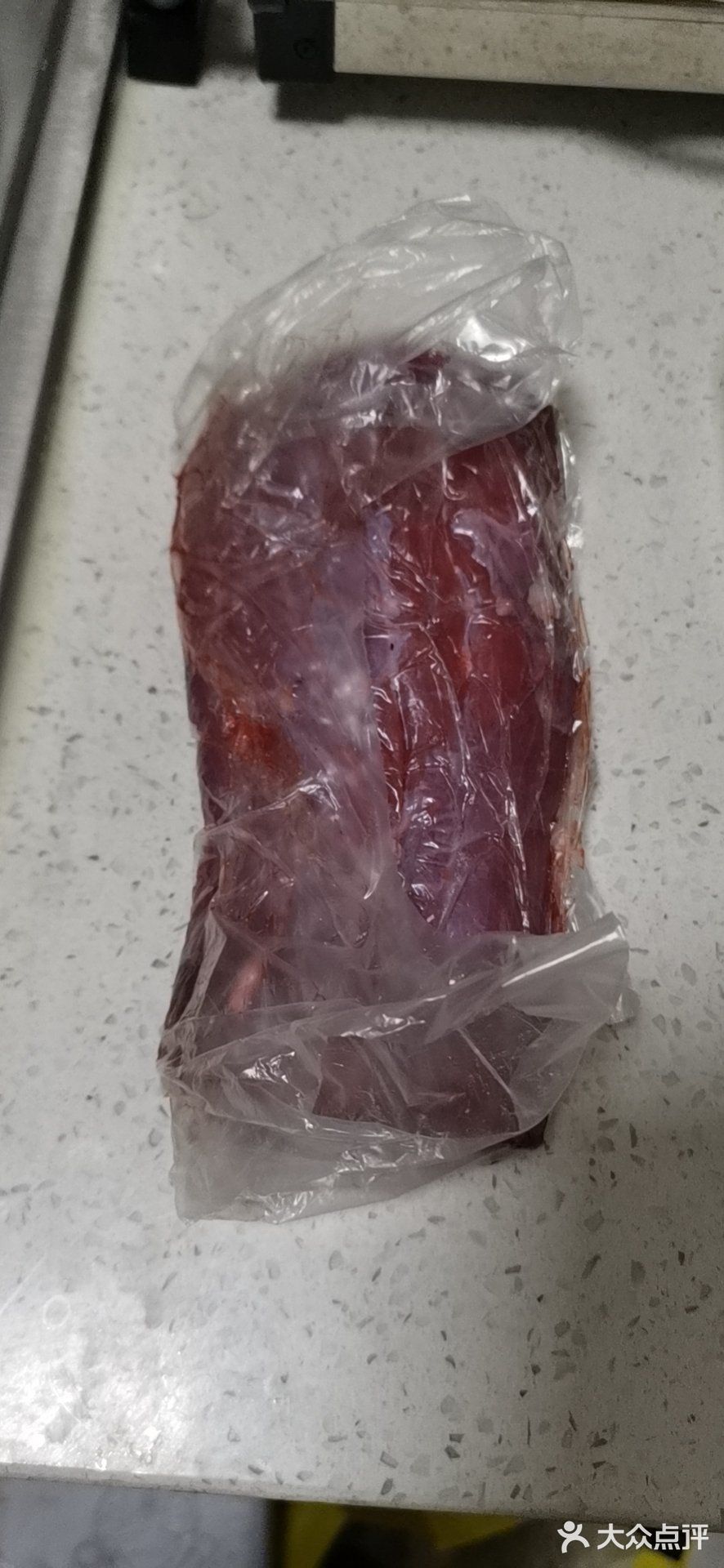倒入蒜末，姜片，辣椒，炒香，放入腌制好的牛肉