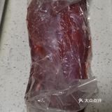 倒入蒜末，姜片，辣椒，炒香，放入腌制好的牛肉