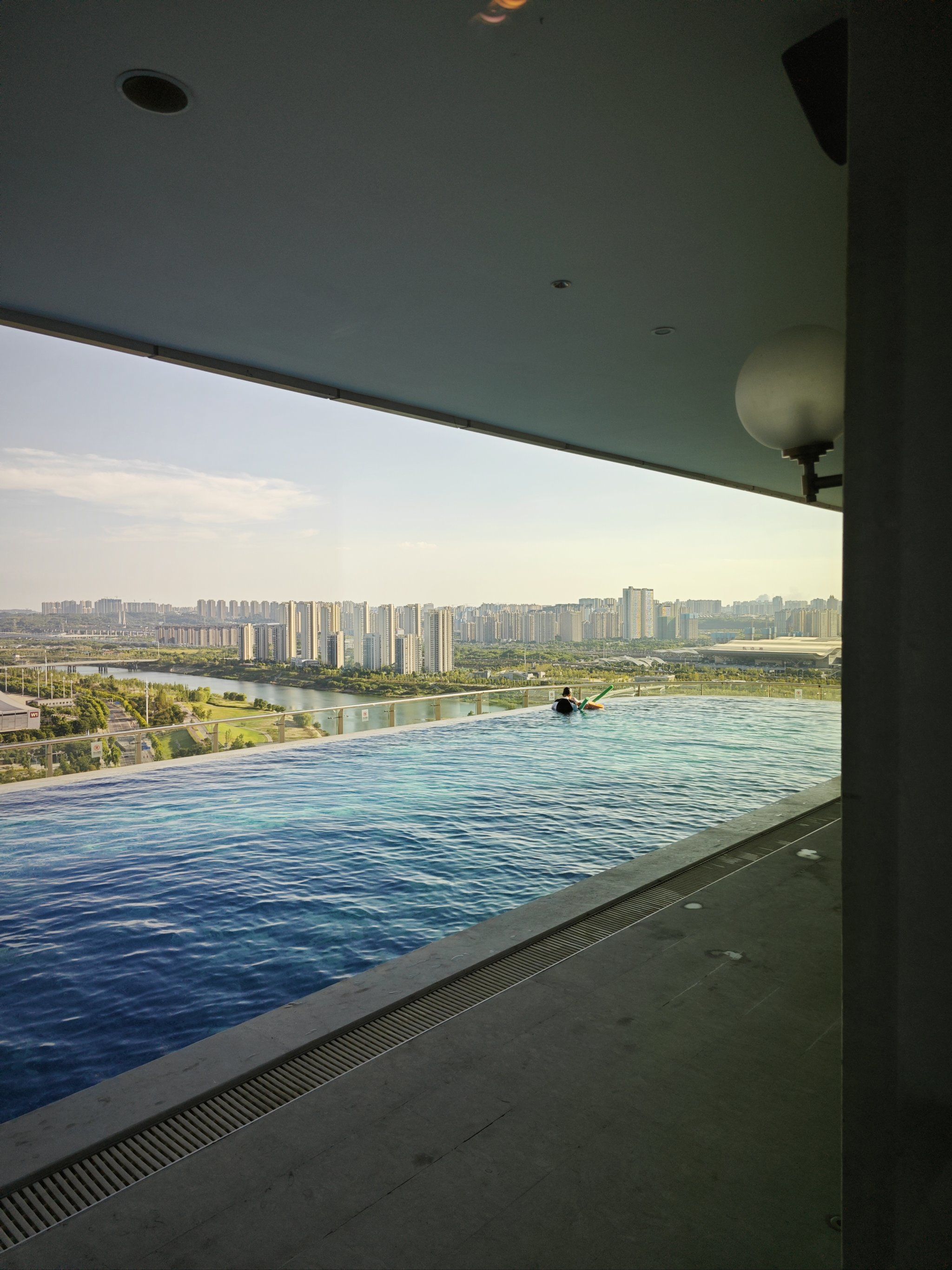 泳池美景尽收眼底