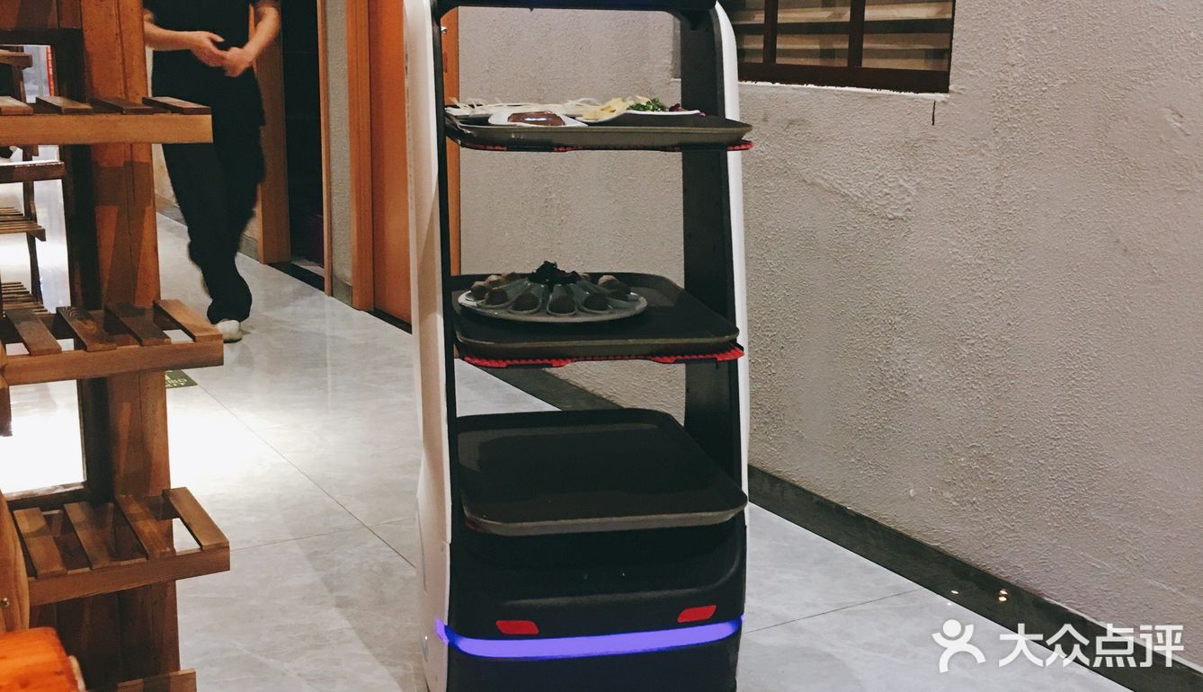 没有那么清爽。店面中间有个自助调料台