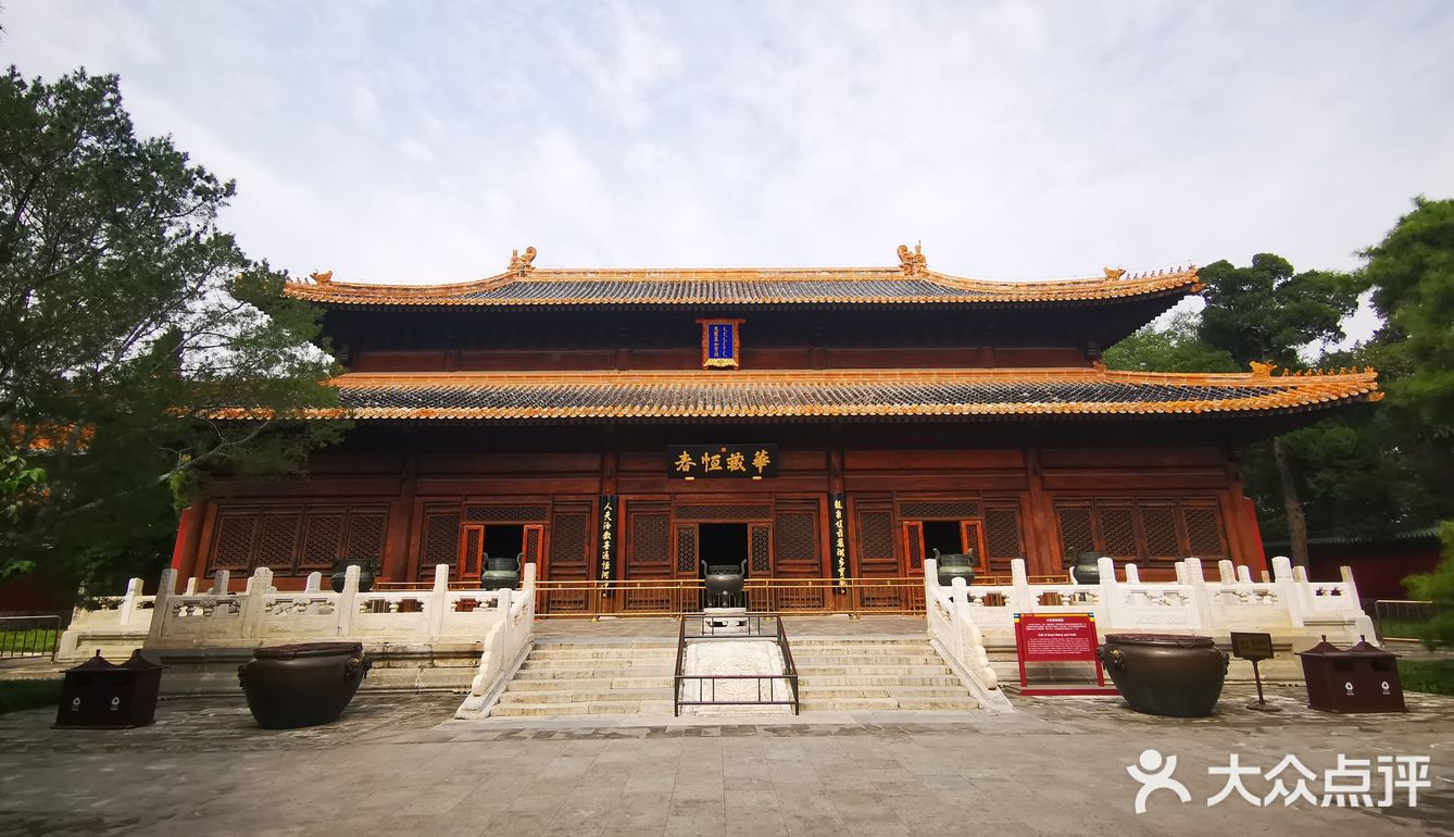 坐落于北海公园北岸,东临静心斋,西与大圆镜智宝殿相依