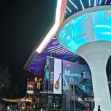 每家店还是有小哥哥或小姐姐在门口吆喝 路上也没几个人