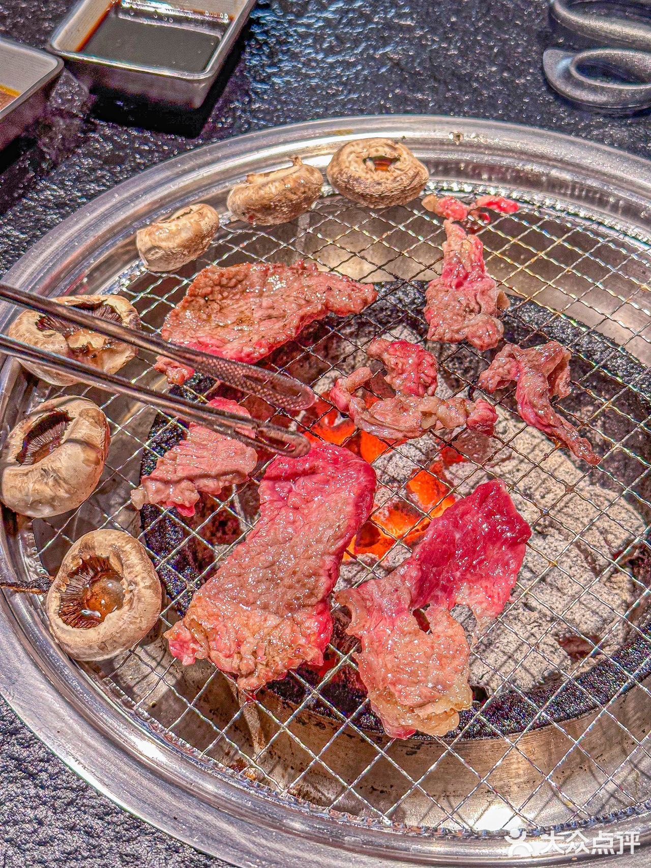 新鲜现切的嫩牛肉现烤真的巨巨巨香❗