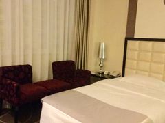 -昆明朗威酒店(昆明站火车站双桥夜市风情街店)