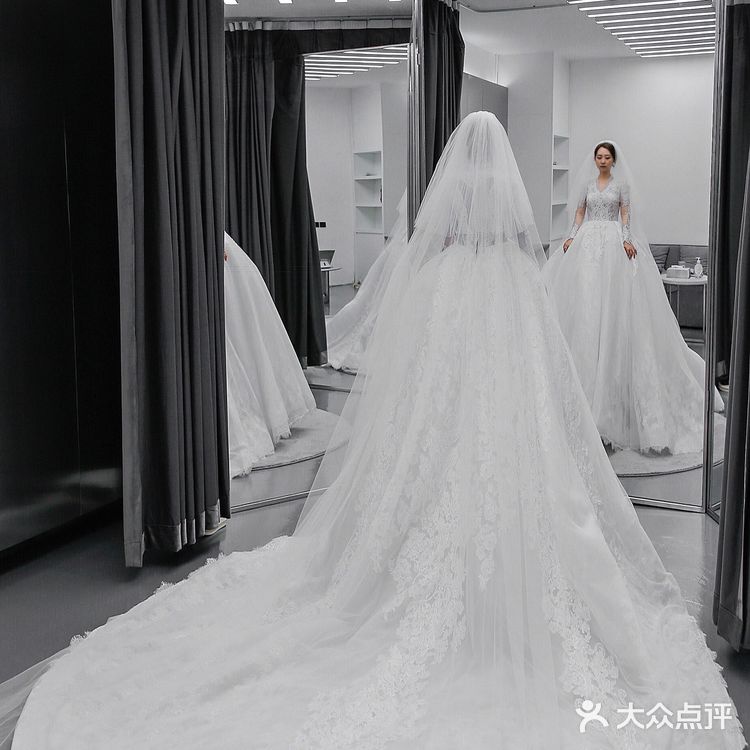  高级蕾丝搭配钉珠长袖设计婚纱 