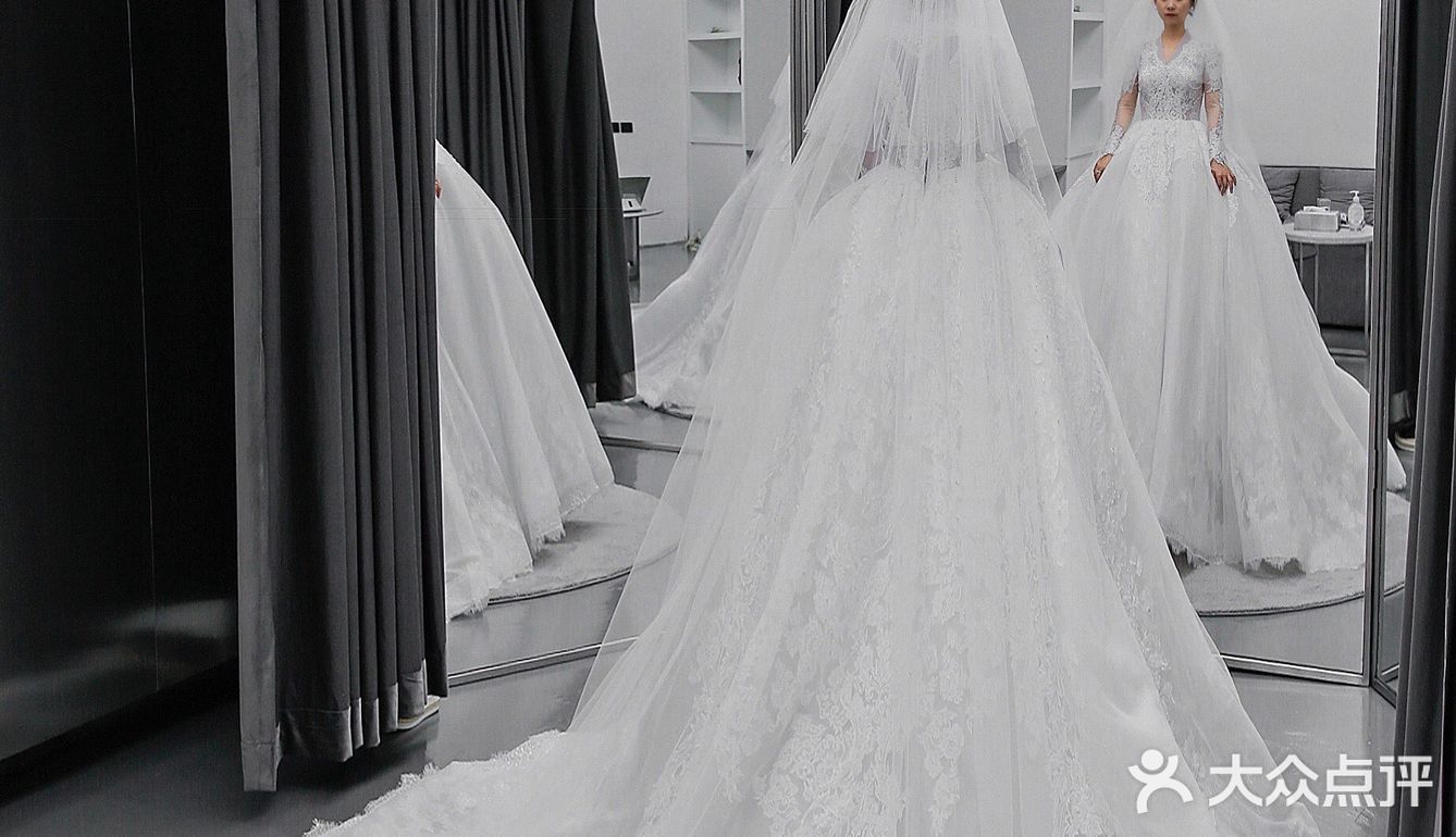  高级蕾丝搭配钉珠长袖设计婚纱 