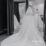  高级蕾丝搭配钉珠长袖设计婚纱 