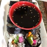 里面挺大的有两层，中间是个院子还有几张桌子