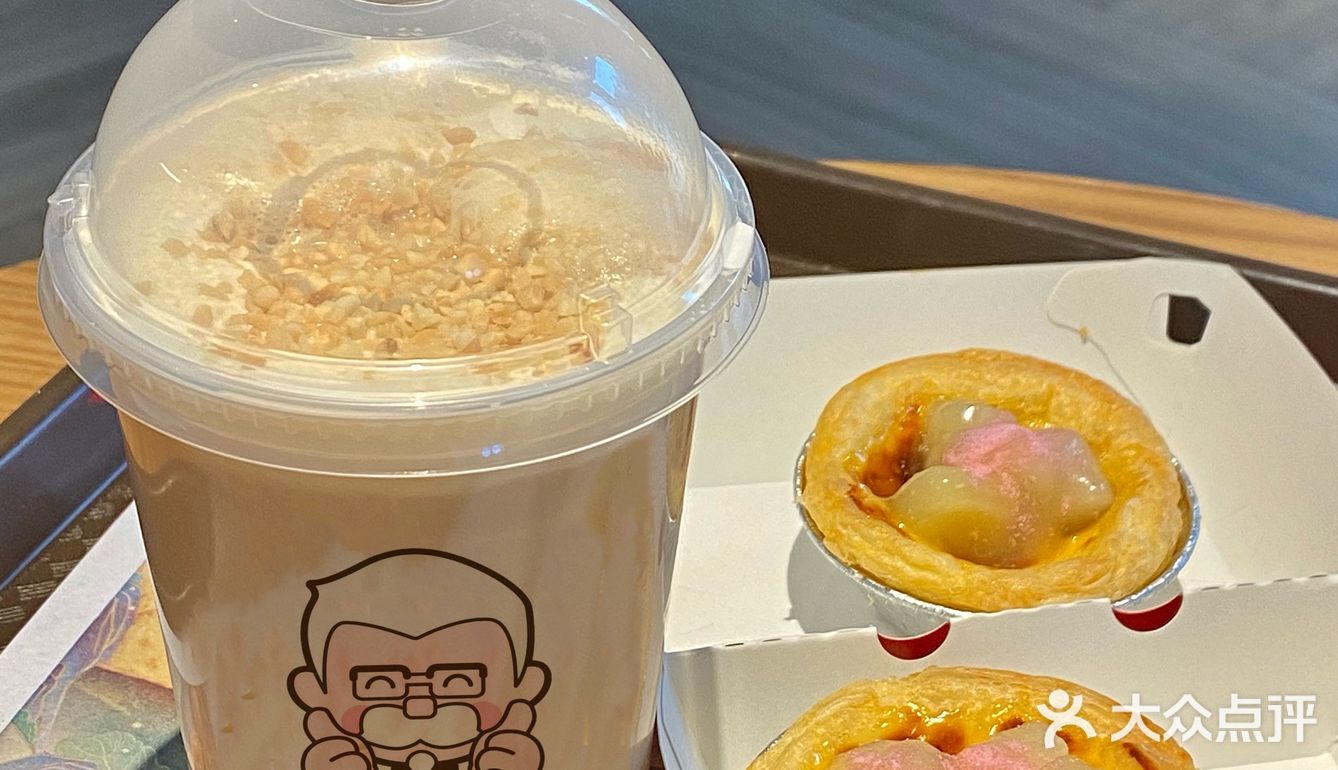 上面还撒有莓果粉，一口咬下去真的太满足了