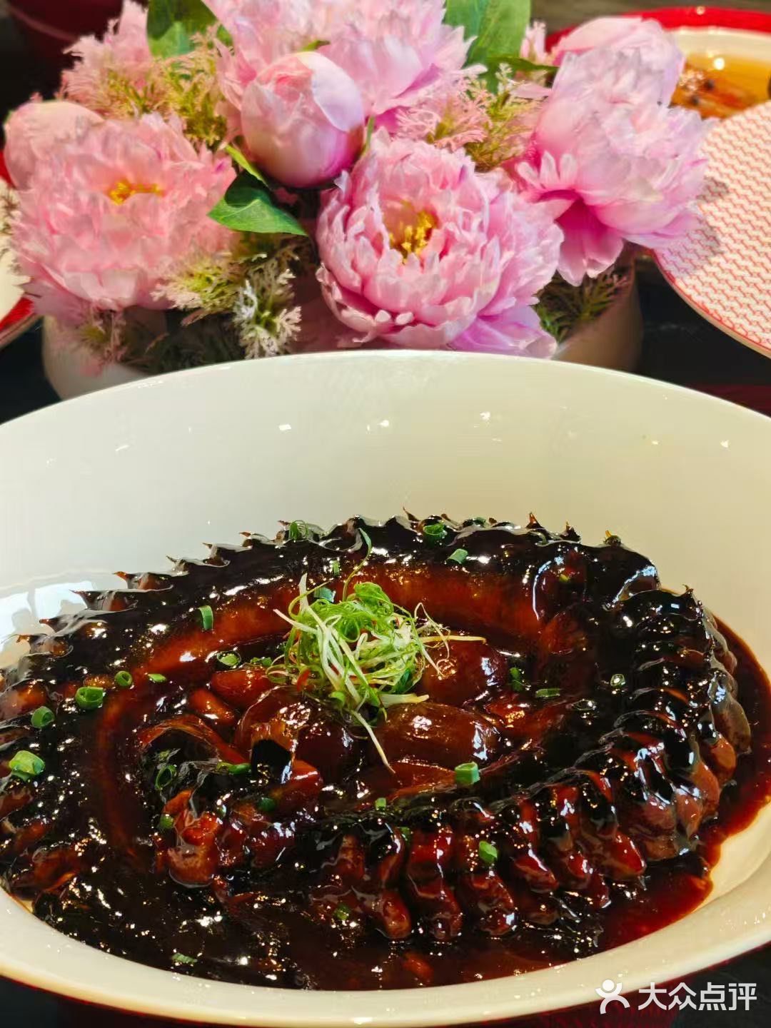 道精美的菜肴— 清蒸大闸蟹，鲜艳的红色，蟹膏饱满