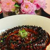 道精美的菜肴— 清蒸大闸蟹，鲜艳的红色，蟹膏饱满