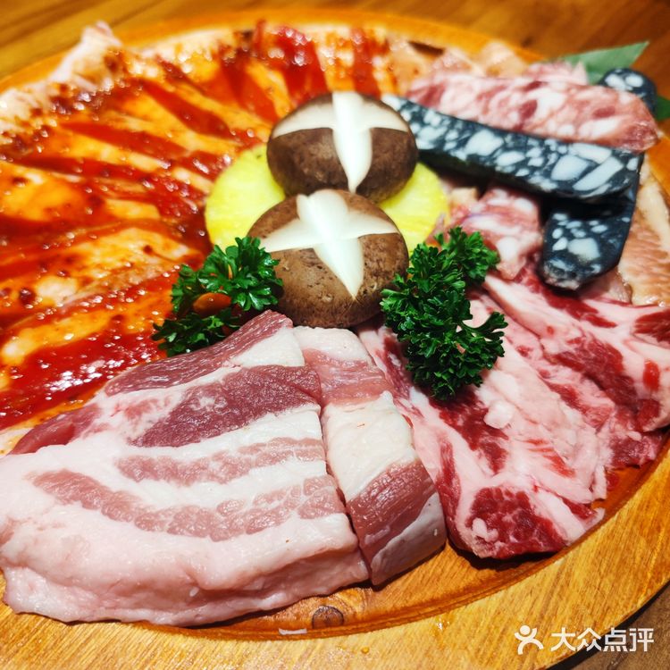 哟！听说新开的这家韩式山葵烤肉店简直太火爆了！
